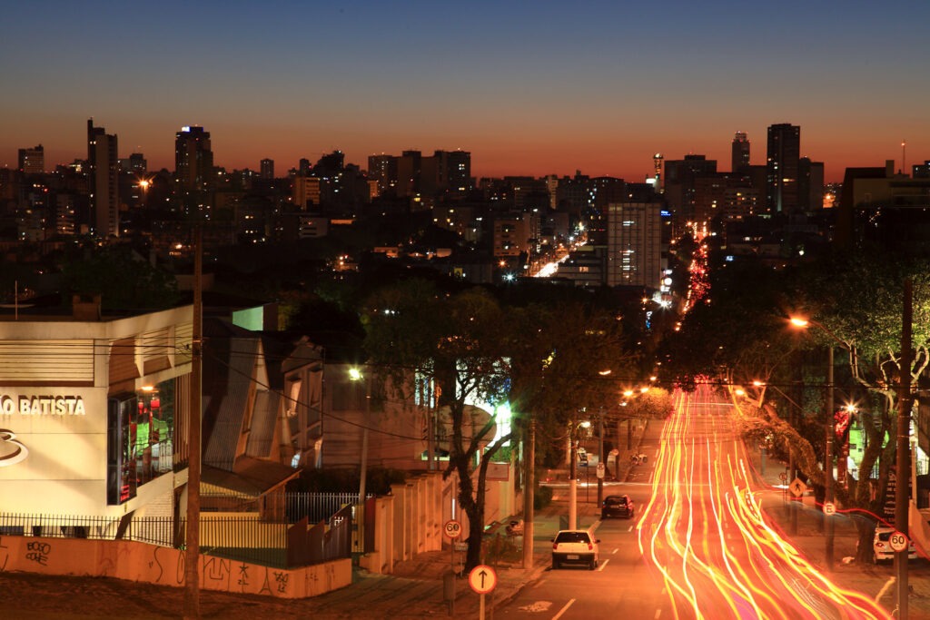 Rua noturna da cidade de Curitiba