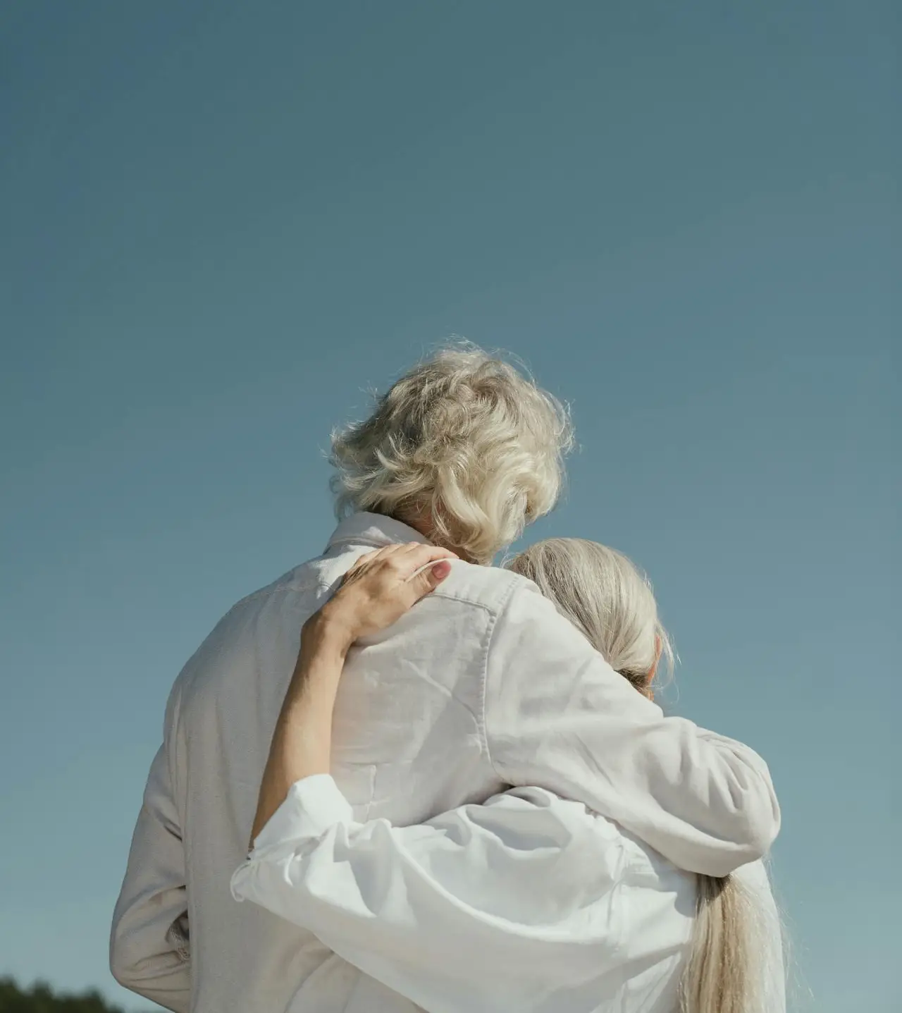 plano funerario curitiba a O Melhor Plano Funerário em Curitiba - Foto de cottonbro studio: https://www.pexels.com/pt-br/foto/um-casal-de-idosos-se-abracando-5934640/