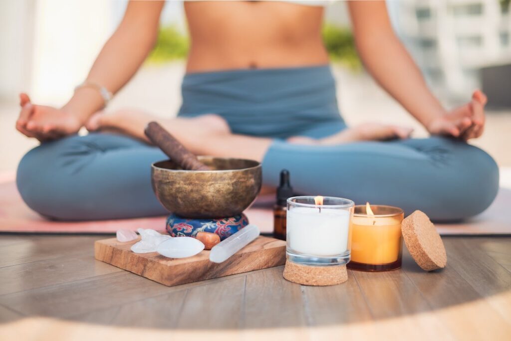 Sustentabilidade e espiritualidade: mais do que um estilo de vida - Foto de Los Muertos Crew: https://www.pexels.com/pt-br/foto/velas-lamparinas-natureza-morta-medicina-alternativa-8391649/