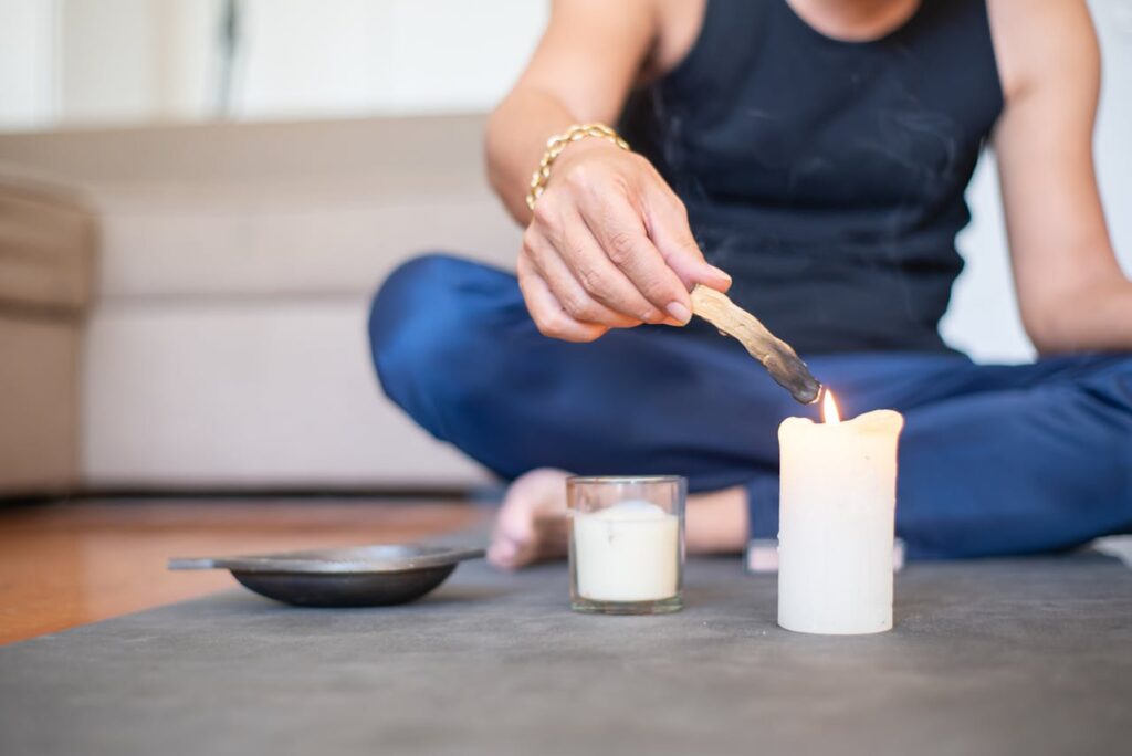Rituais com elementos naturais - Foto de Kampus Production: https://www.pexels.com/pt-br/foto/mulher-relaxamento-descanso-casa-7490534/
