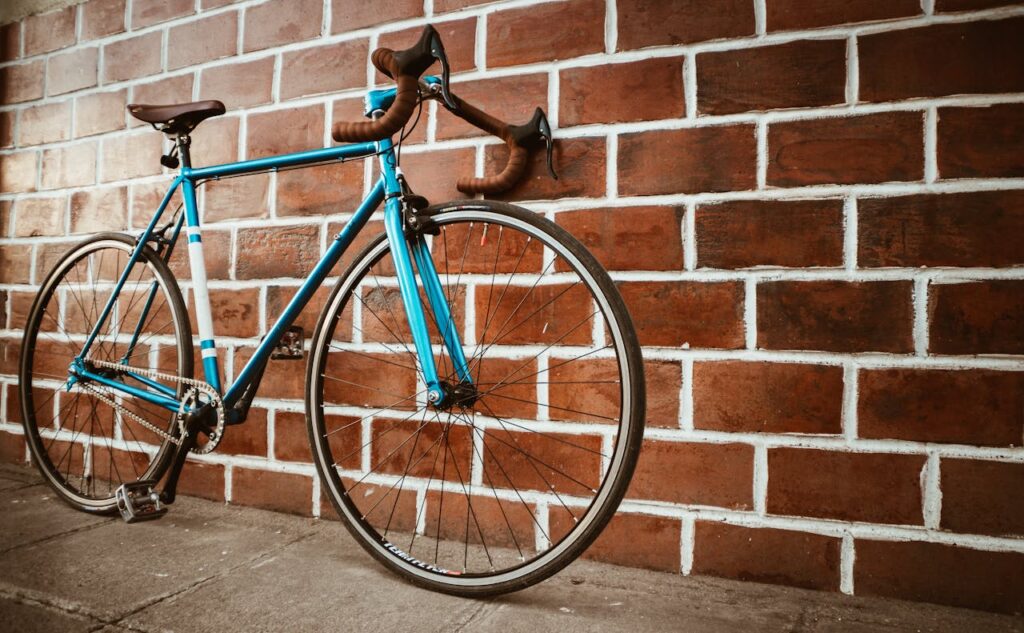 Por que adotar uma rotina de saúde em Curitiba? - Foto de Leandro Boogalu: https://www.pexels.com/pt-br/foto/bicicleta-de-estrada-azul-1149601/