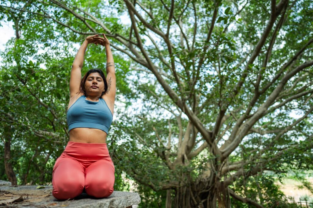 Conecte-se com a comunidade de Curitiba - Foto de Anil Sharma : https://www.pexels.com/pt-br/foto/mulher-praticando-ioga-ao-ar-livre-sob-uma-grande-arvore-32848101/