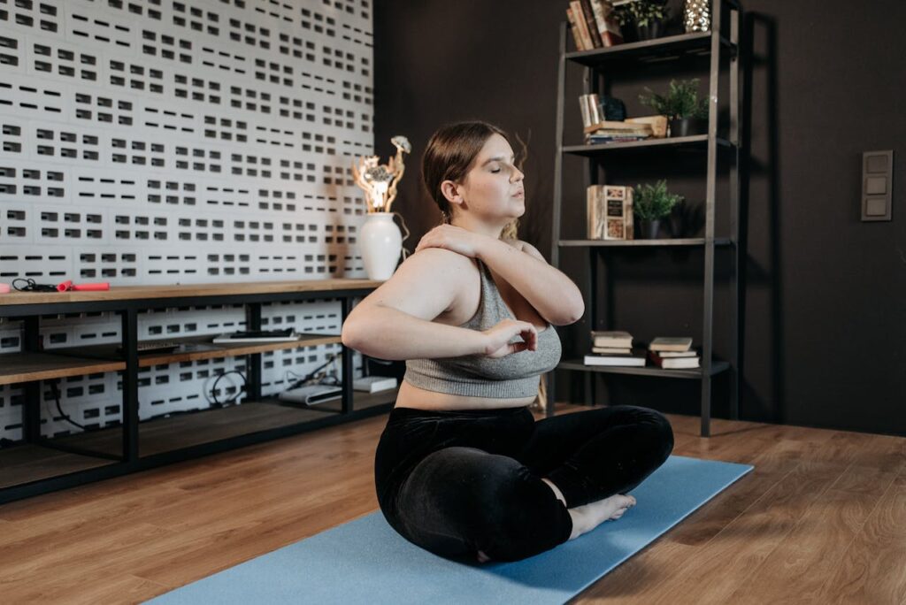 Tipos de Meditação Guiada para Alívio Emocional - Foto de Pavel Danilyuk: https://www.pexels.com/pt-br/foto/pessoa-mulher-sentado-exercicio-7801484/