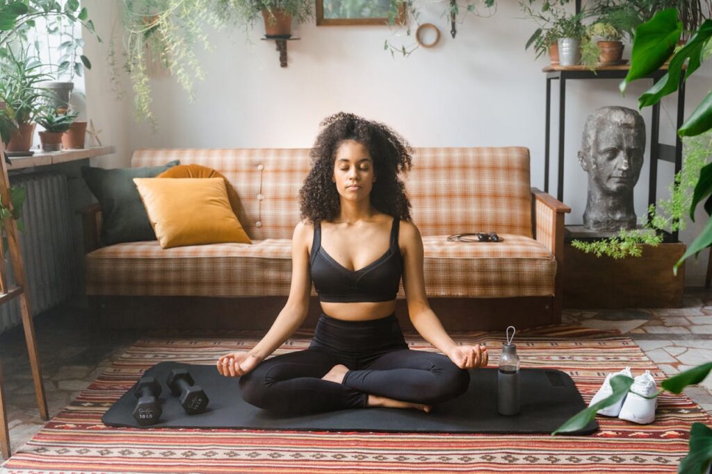 Como Praticar Meditação Guiada para Ansiedade (Passo a Passo) - Foto de MART PRODUCTION: https://www.pexels.com/pt-br/foto/relaxante-descanso-ginastica-fitness-8032750/