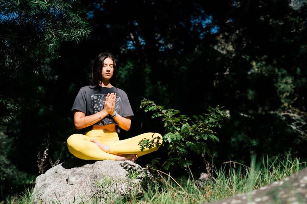 Meditação Guiada é o Caminho Simples para o Equilíbrio - Foto de RF._.studio _: https://www.pexels.com/pt-br/foto/foto-de-mulher-fazendo-ioga-sentada-na-rocha-3820380/