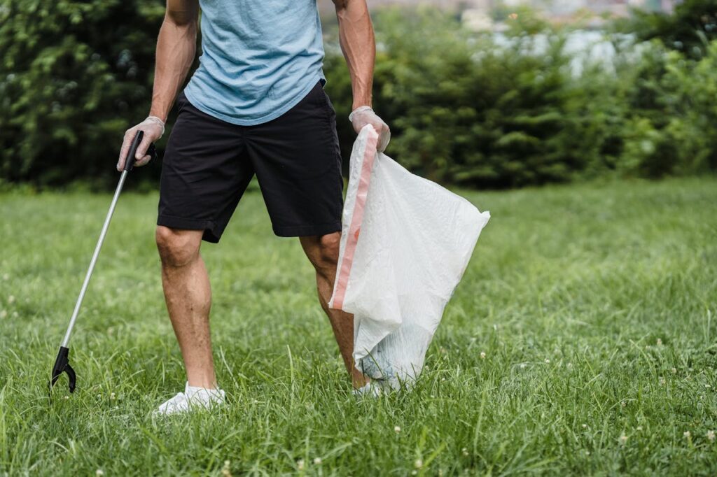 Práticas para integrar espiritualidade e sustentabilidade no dia a dia - Foto de Lara Jameson: https://www.pexels.com/pt-br/foto/homem-grama-gramado-relva-9324302/