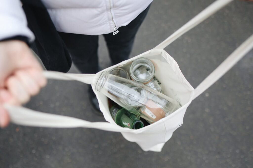 O que é sustentabilidade além do consumo? Foto de Polina Tankilevitch: https://www.pexels.com/pt-br/foto/garrafas-de-vidro-no-saco-3735218/