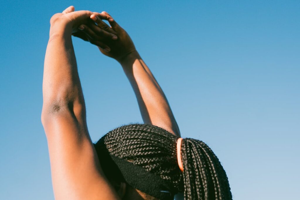 Alongamento matinal para começar bem o dia - Foto de RF._.studio _: https://www.pexels.com/pt-br/foto/pessoa-levantando-as-maos-3621954/
