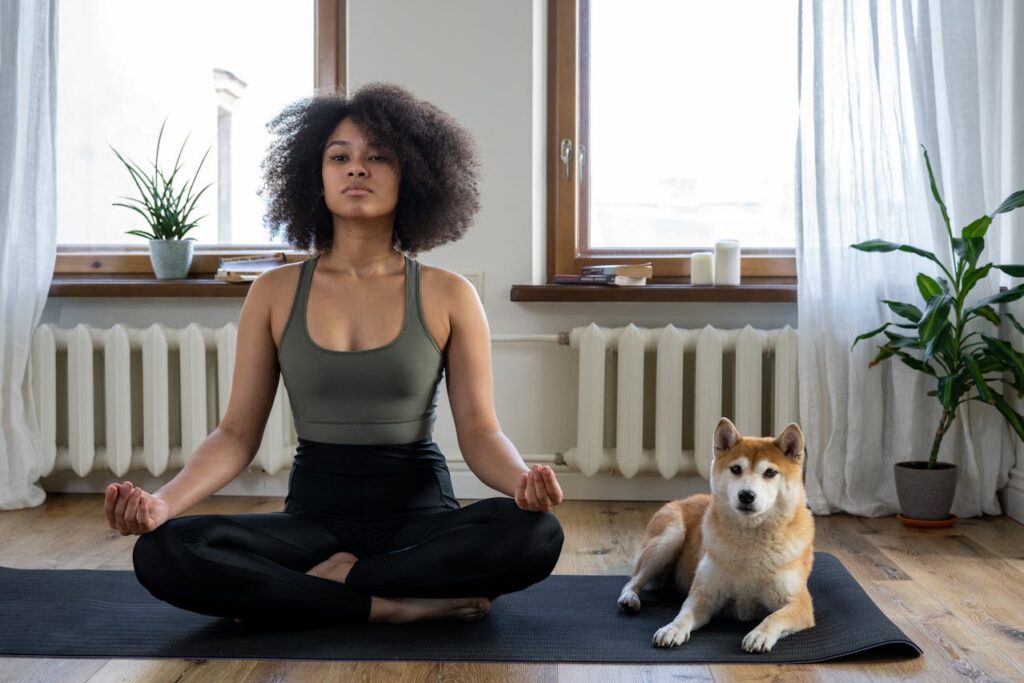 Terapias Naturais: Yoga - Foto de cottonbro studio: https://www.pexels.com/pt-br/foto/mulher-menina-garota-moca-4056535/