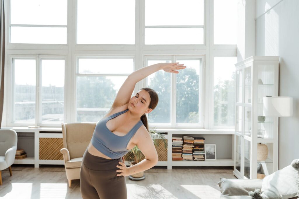 Alongamento matinal para começar bem o dia - Foto de MART PRODUCTION: https://www.pexels.com/pt-br/foto/saudavel-leve-luz-light-8846271/