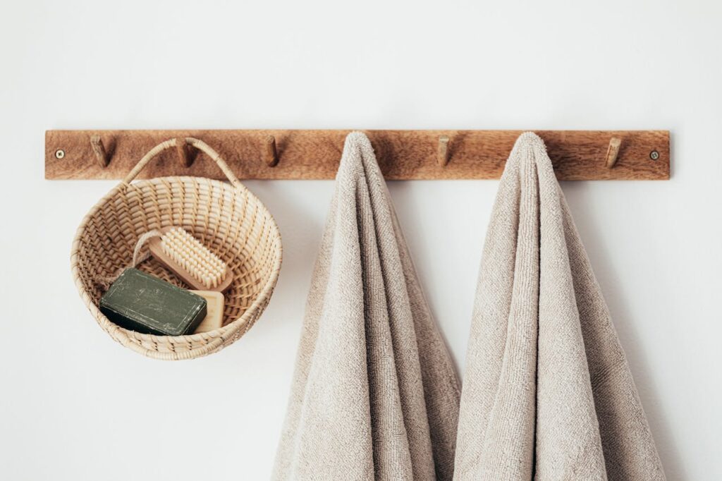 Como Aplicar a Economia Circular no Dia a Dia / Foto de Photo By: Kaboompics.com: https://www.pexels.com/pt-br/foto/parede-muro-escova-pincel-4210315/
