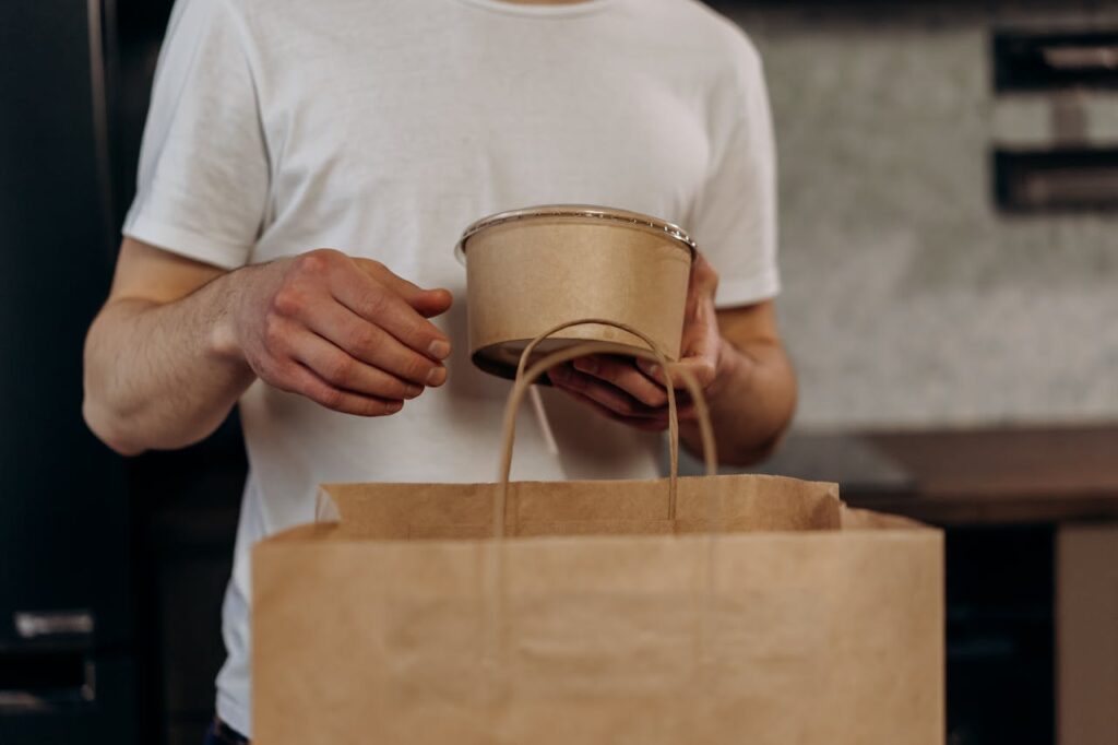 Economia Circular no Lar: Práticas Simples para um Futuro Sustentável / Foto de Mikhail Nilov: https://www.pexels.com/pt-br/foto/pessoa-mao-segurando-holding-6969984/
