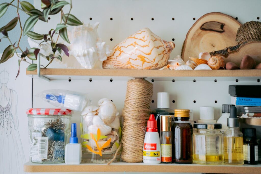 Estratégias inteligentes para reduzir o desperdício em casa / Foto de Anna Tarazevich: https://www.pexels.com/pt-br/foto/potes-de-ceramica-brancos-e-marrons-na-prateleira-de-madeira-marrom-6358815/