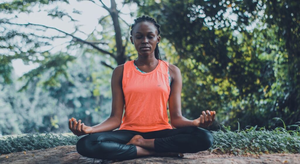 Parques para Praticar Meditação em Curitiba - Foto de Oluremi Adebayo: https://www.pexels.com/pt-br/foto/mulher-meditando-ao-ar-livre-2908175/