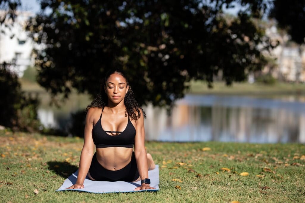 Como começar sua prática de meditação nos parques de Curitiba? - Foto de Ketut Subiyanto: https://www.pexels.com/pt-br/foto/pessoa-mulher-ginastica-fitness-4908634/
