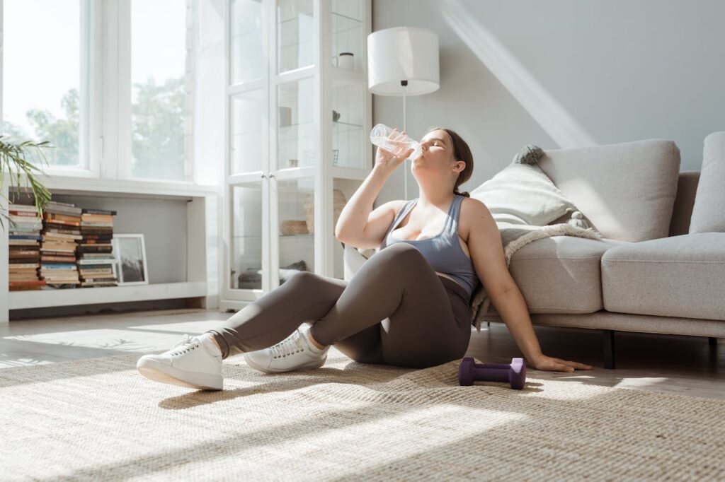 Estratégias práticas para acelerar resultados | Foto de MART  PRODUCTION: https://www.pexels.com/pt-br/foto/mulher-sentado-bebendo-casa-8846347/