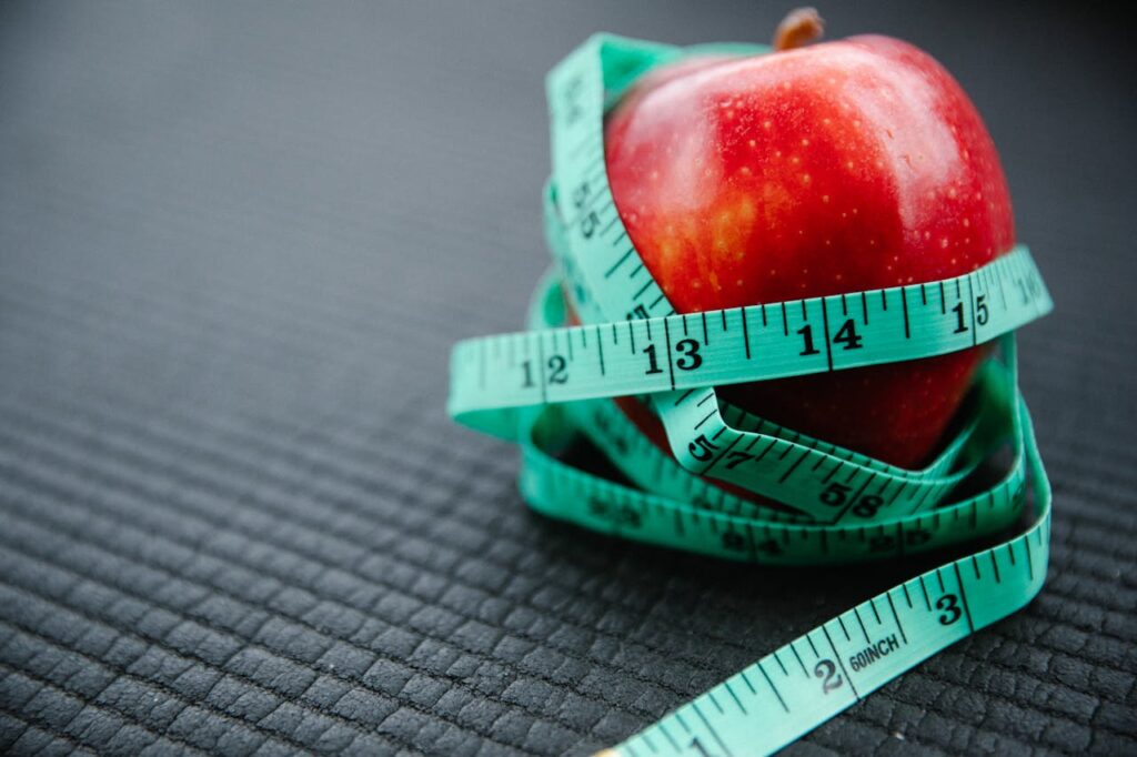 Por Que Emagrecer com Qualidade de Vida é Essencial? | Foto de Annushka  Ahuja: https://www.pexels.com/pt-br/foto/saude-fruta-fruto-perda-de-peso-7991936/
