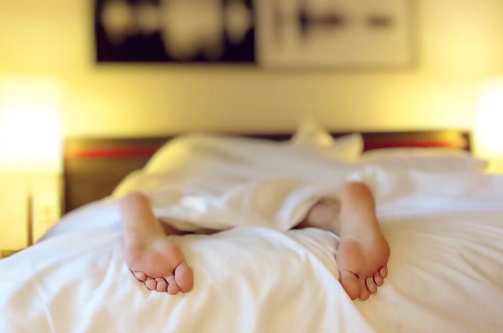 Dormir Bem e Controlar o Estresse - Foto de Pixabay: https://www.pexels.com/pt-br/foto/pessoa-deitada-na-cama-com-manta-branca-271897/